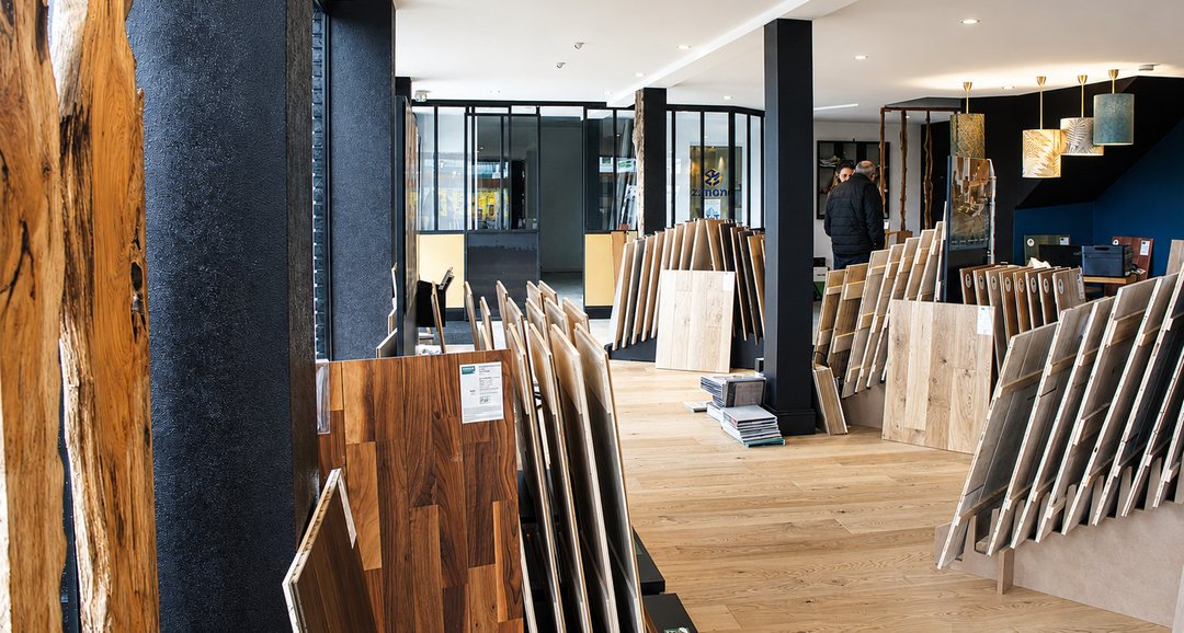 Intérieur du showroom Parquet & Matières Création à Quimper : présentoirs de parquets chêne massif et contrecollé des marques distribuées Panaget et Chêne de l'Est.