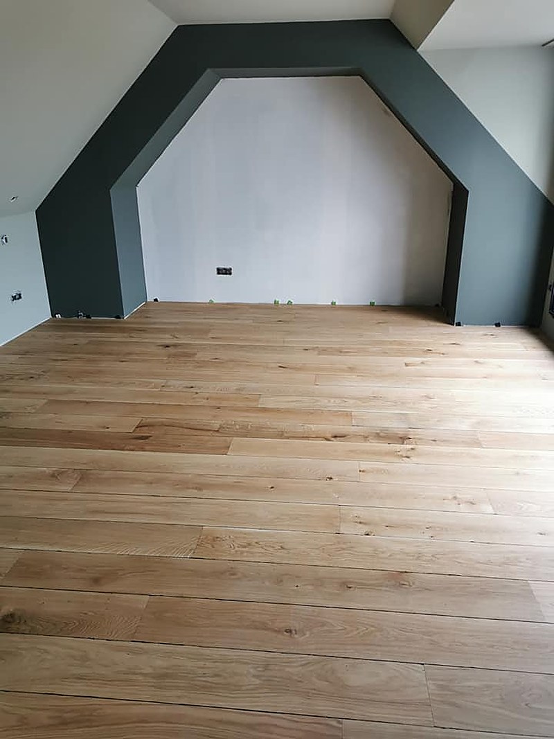 Parquet contrecollé chêne à lames larges de 189 mm, joint noirci, posé par Parquet & Matières Création à Quimper.