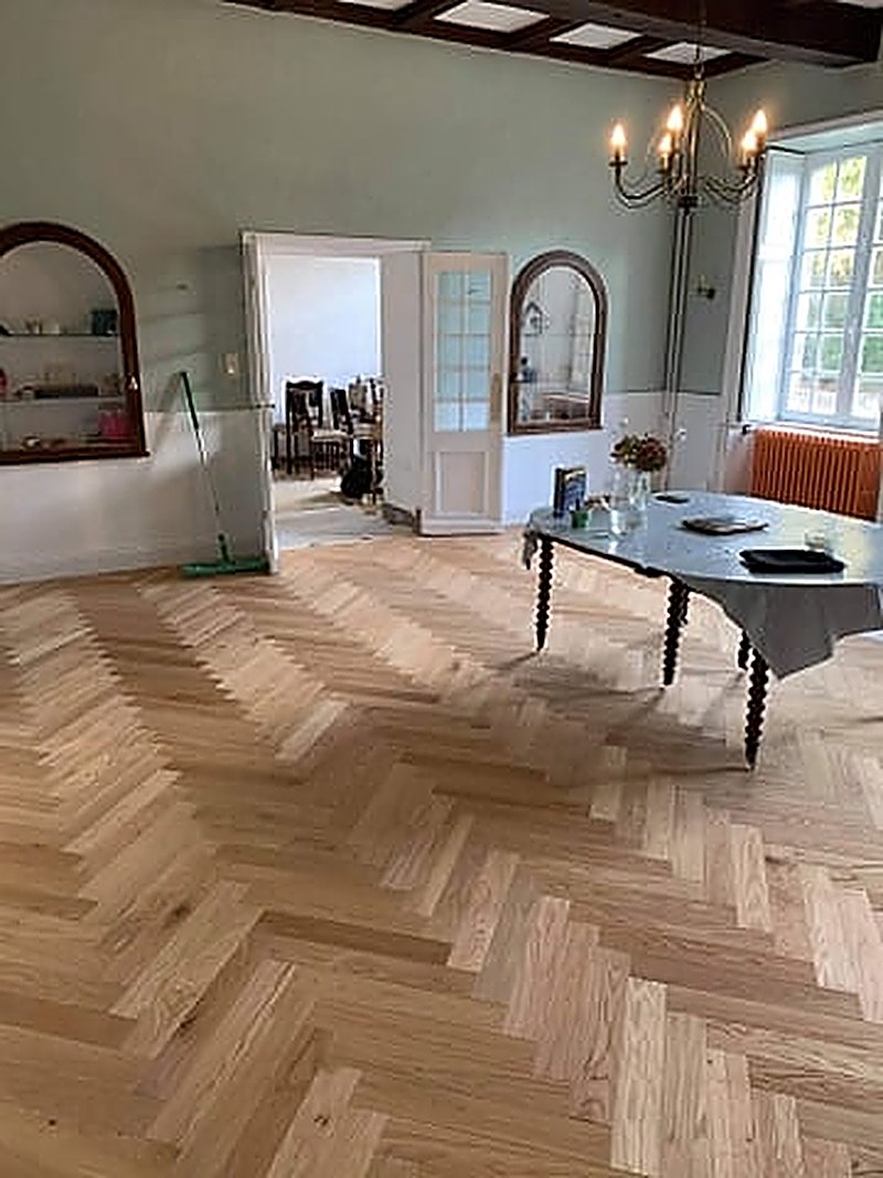 Parquet bâton rompu en chêne, pose collée dans un ancien manoir : parquet traditionnel en sud-Finistère.