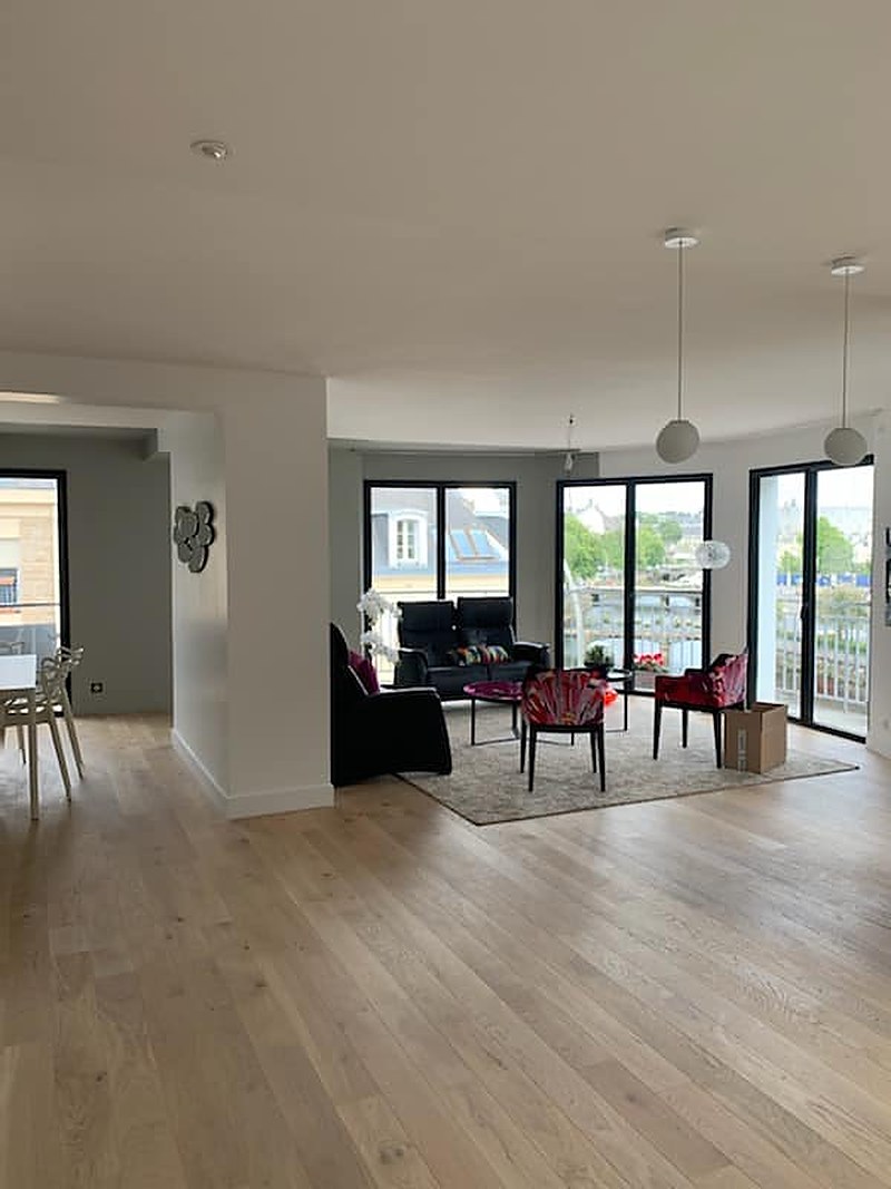 Parquet finition bois flotté posé dans un appartement rénové à Quimper.