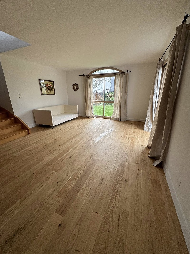 Parquet contrecollé chêne posé en remplacement d'un jonc de mer : rénovation de sol par un artisan quimpérois.