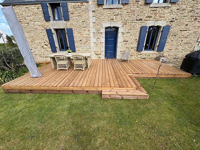 Terrasse bois en pin classe 4 traité pour l'extérieur, posée par PMC, artisan poseur de terrasses à Quimper.