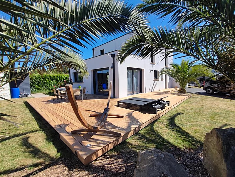Terrasse bois cumaru avec spots lumineux intégrés au platelage : terrasse éclairée sur mesure près de Quimper.