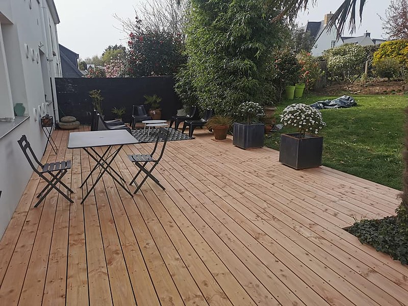 Terrasse surélevée en Douglas sur ossature bois : construction de terrasse en résineux dans le sud-Finistère.
