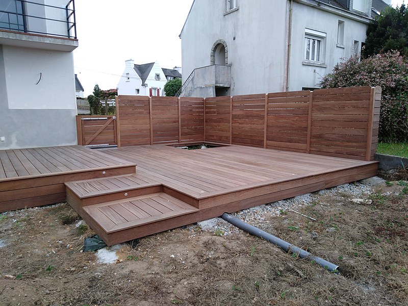 Terrasse et bardage extérieur assortis en cumaru : ensemble bois cohérent réalisé par PMC en sud-Finistère.