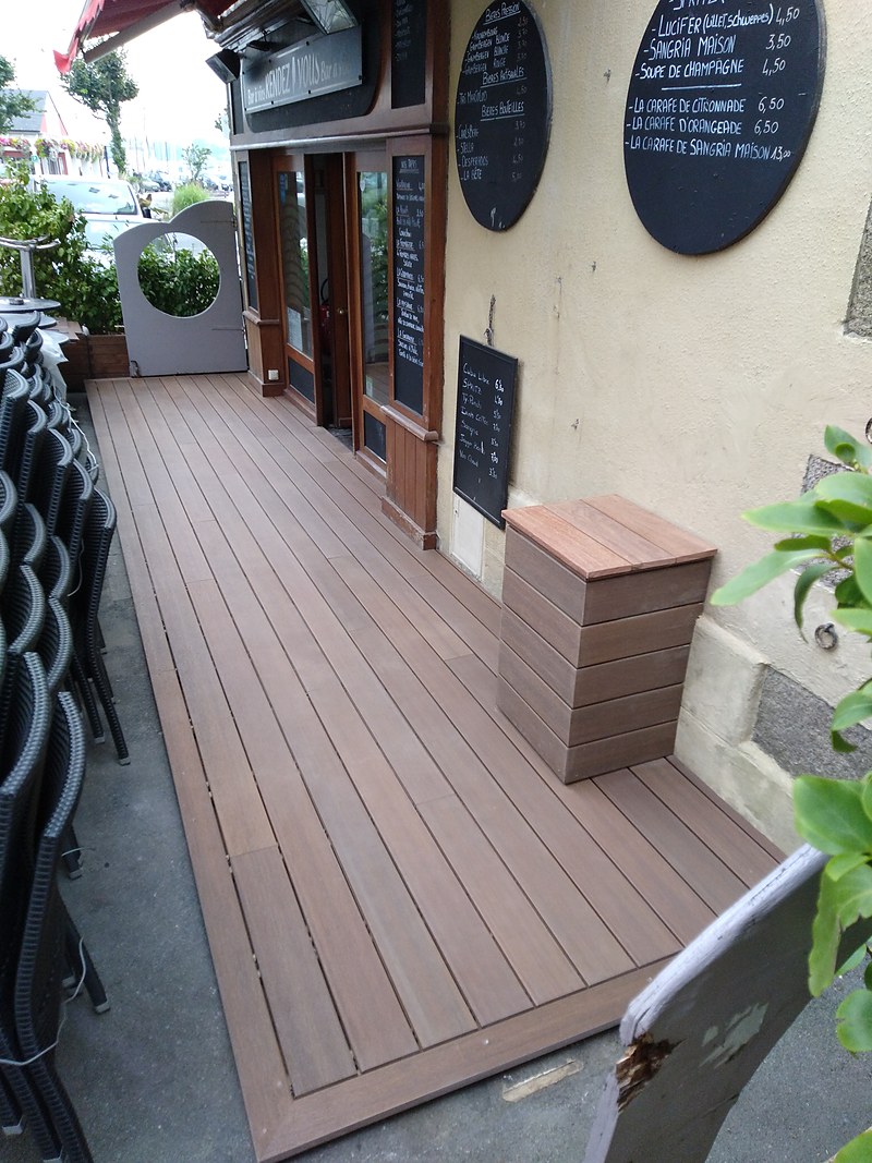 Terrasse de restaurant en cumaru, résistante à un usage intensif : terrasse bois professionnelle à Quimper.