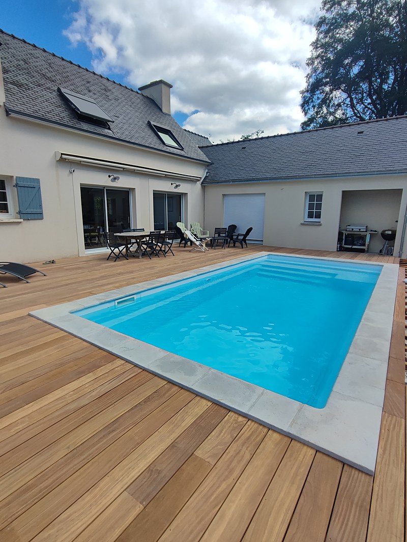 Plage de piscine et grande terrasse familiale en bois à La Forêt-Fouesnant : pose de terrasse autour d'une piscine en Finistère.