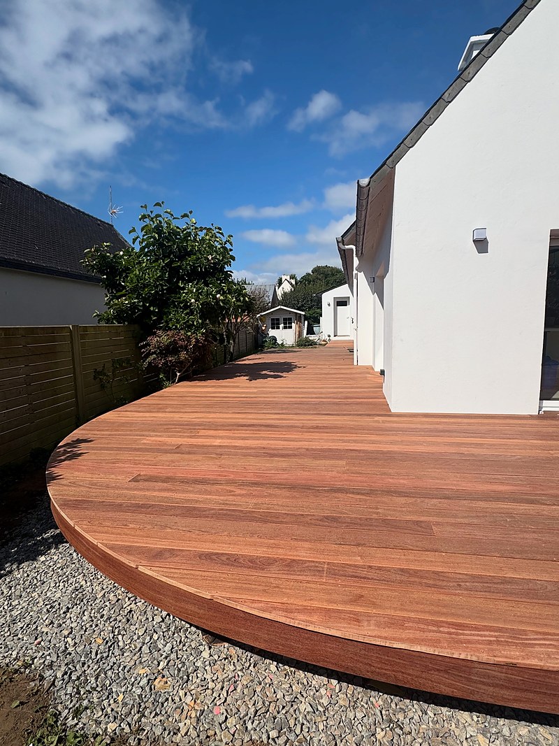 Terrasse cumaru à finition arrondie devant une maison de Sainte-Marine : terrasse bois exotique en pays Bigouden.
