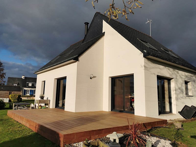 Après travaux : terrasse en cumaru terminée, pose complète réalisée par Parquet & Matières Création à Quimper.